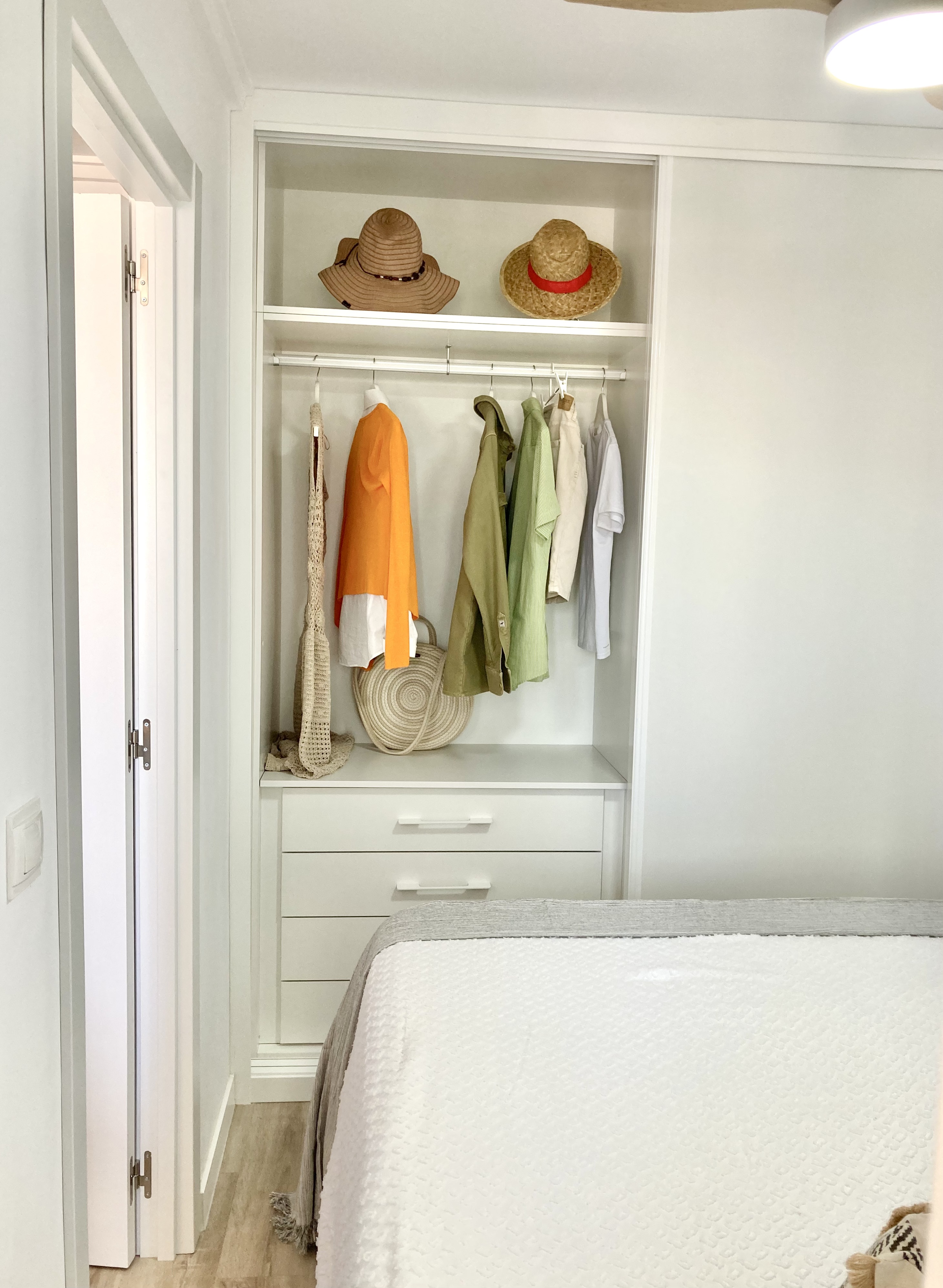 Dormitorio con cama doble